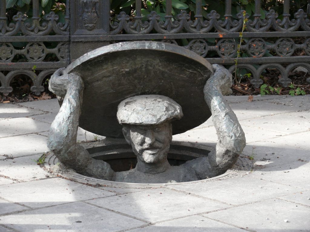Памятник водопроводчику в Стокгольме