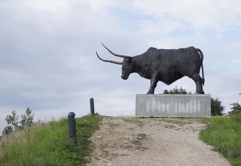 Памятник быку