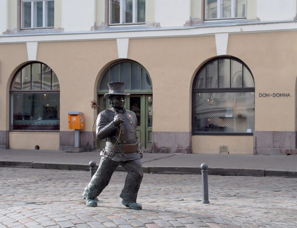 Памятник трубочисту в Таллине